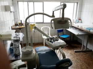 A sala de odontologia, está a meses parada, ocasionada pela poltrona danificada.
