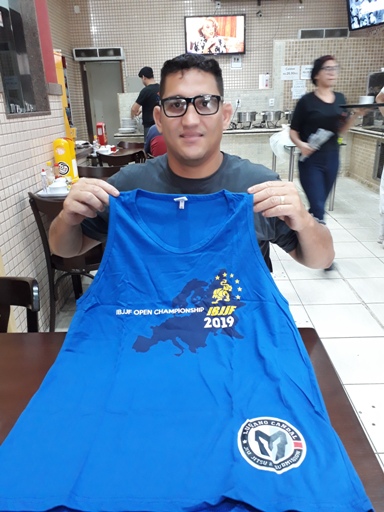 O lutador de jiu jitsu Luciano "Presuntinho" Candal Silva, está fazendo "vakinha" virtual e vende camisetas para angariar fundos para viabilizar viagem a Portugal. Luta dentro e fora dos tatames para seguir seus sonhos.