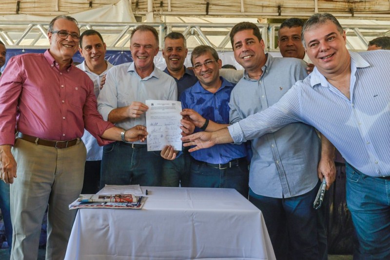 A assinatura do convênio foi realizada pelo governador Renato Casagrande e representantes do Executivo e Legislativo. -:Foto: Hélio Filho/Secom